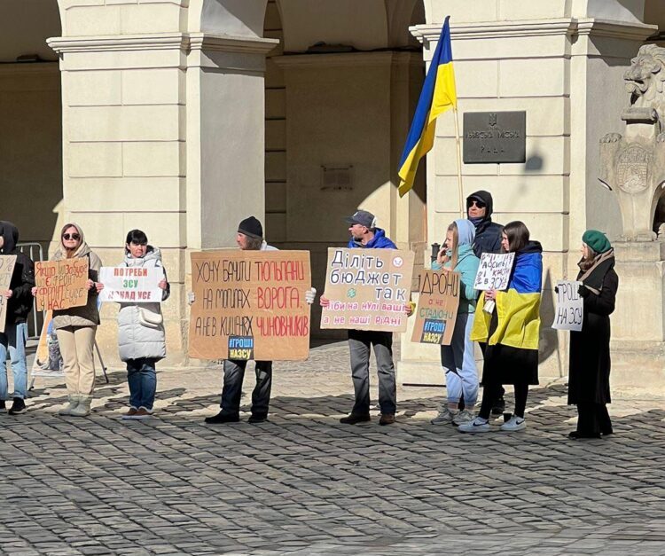 У Львові вчергове пікетували Садового проти некритичних витрат