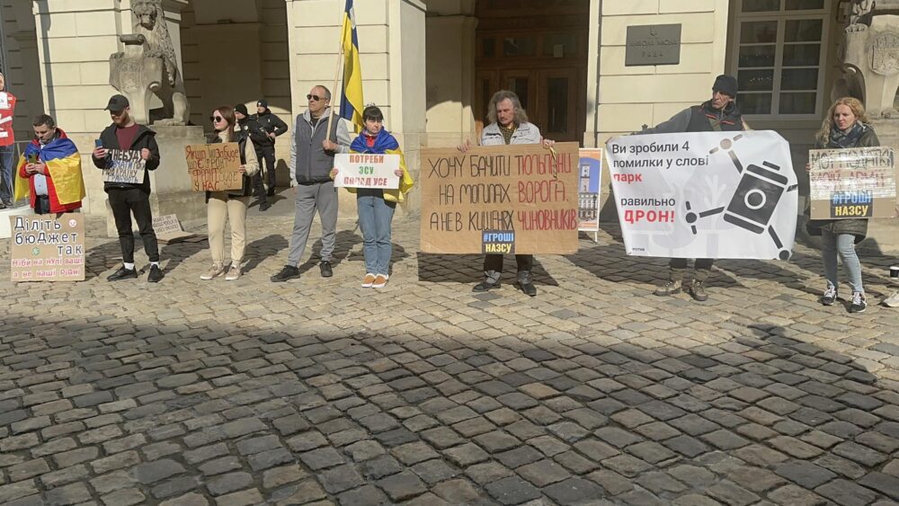 Під стінами Львівської міськради відбувся черговий мітинг щодо вимоги фінансування ЗСУ