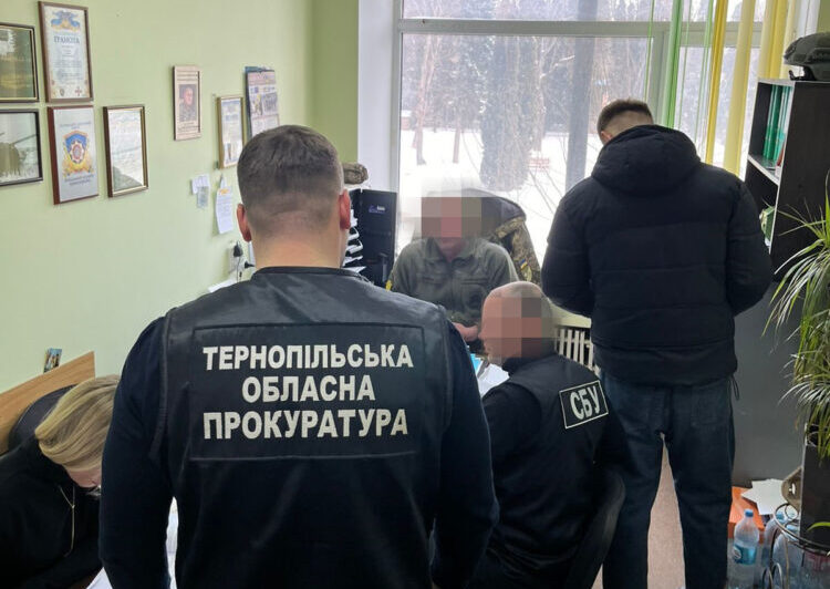 Працівник ТЦК у Тернополі за хабар допоміг чоловікові уникнути мобілізації