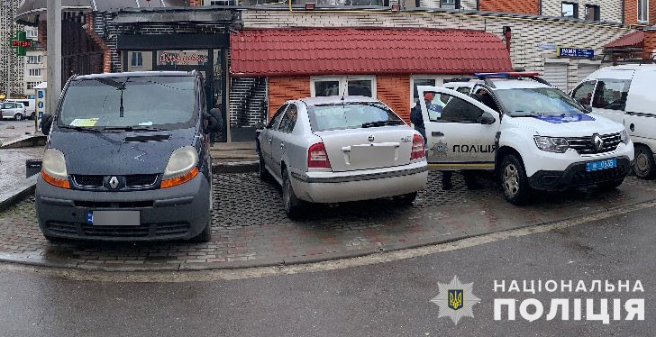 У Тернополі чоловік обливав кислотою припарковані автівки