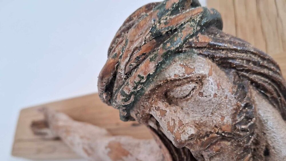 У дзвіниці церкви на Львівщині знайшли дерев’яну скульптуру Христа