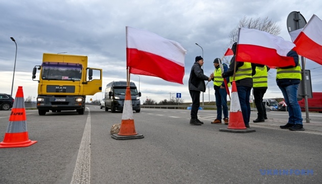 Польські фермери повністю заблокували рух вантажівок на чотирьох напрямках