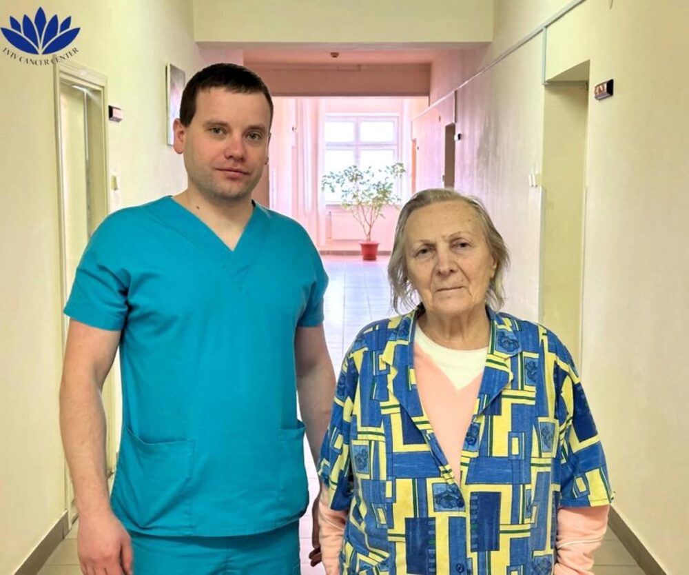 Медики у Львові одночасно провели кілька операцій 82-річній жінці