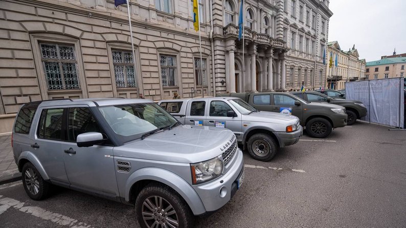 Британські фермери передали для ЗСУ ще 27 автівок на Львівщині