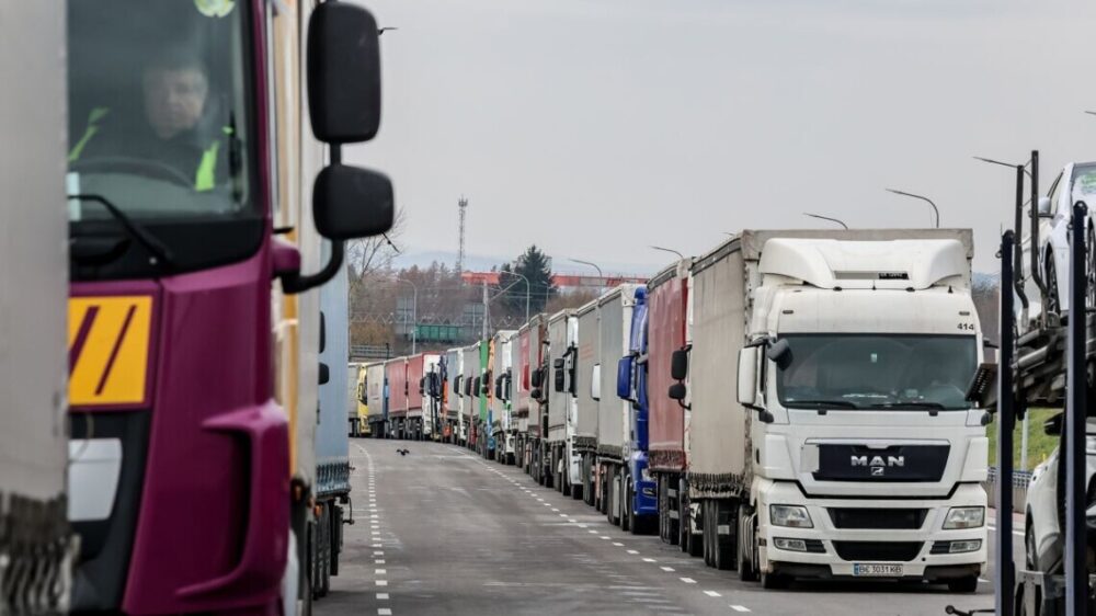 Польські митники тимчасово не оформляють вантажівки, які прямують з України