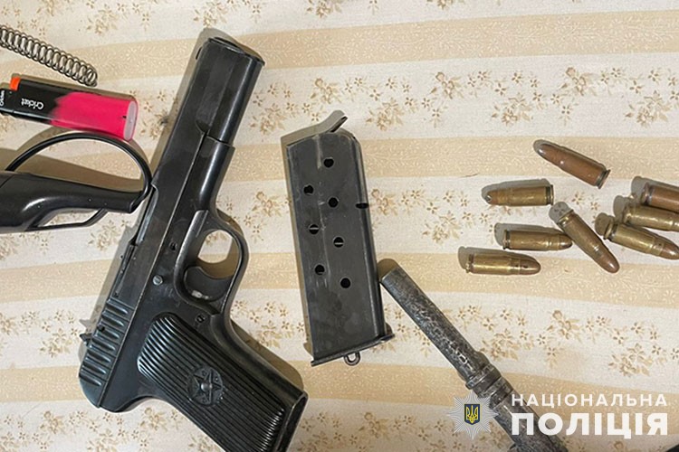 У Тернополі затримали чоловіка, який торгував зброєю