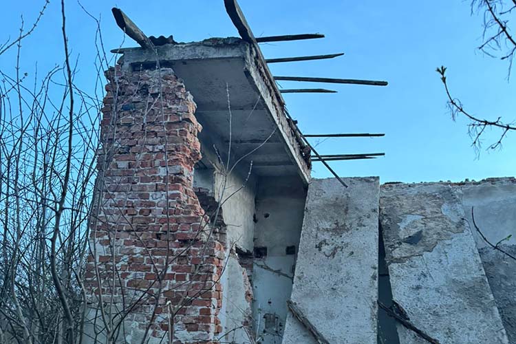 Через обвал стіни на Тернопільщині загинув неповнолітній