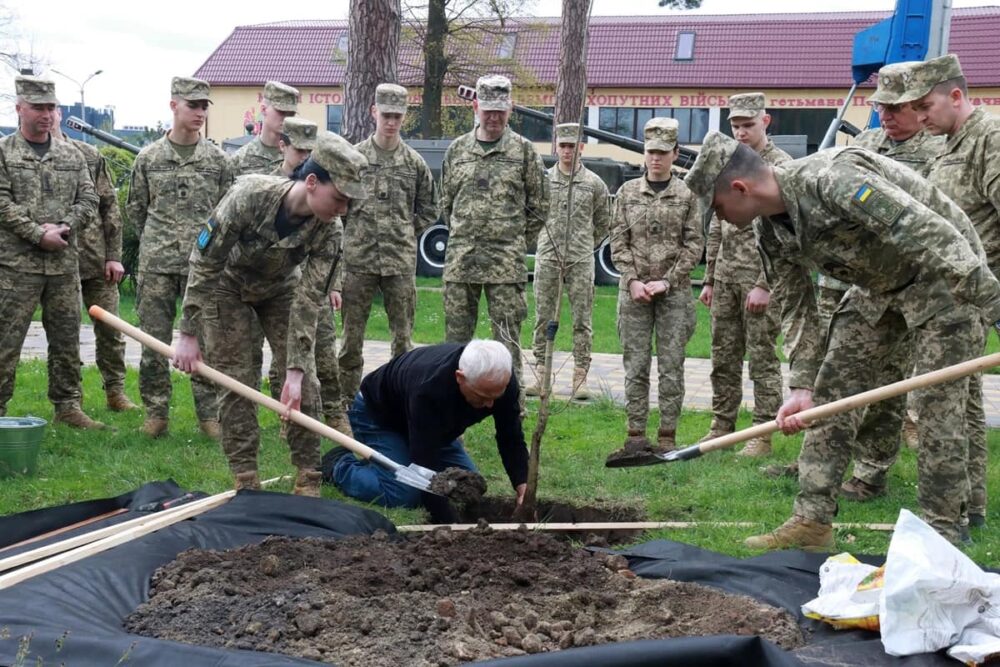У Львові висадили козацький дуб на території військової академії