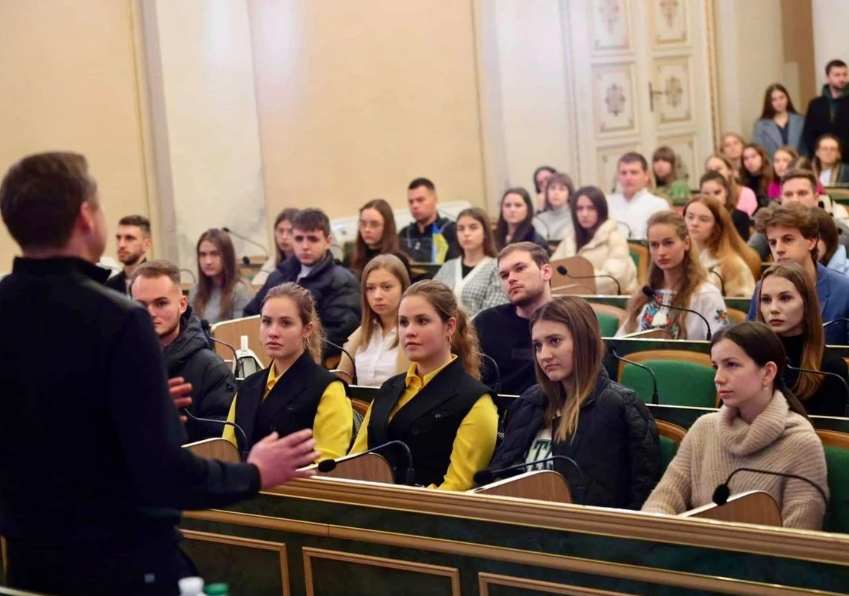 Львівська ОВА запрошує молодь на стажування у межах програми «Академія перших можливостей»