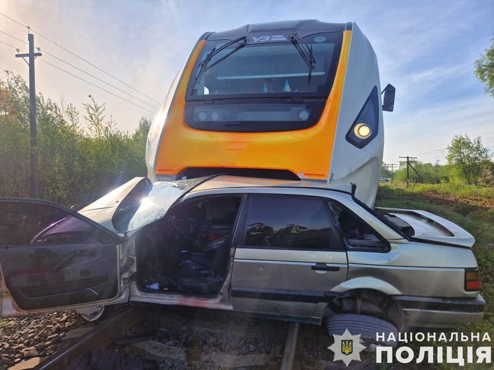 На Львівщині 27-річний водій легковика зіткнувся з поїздом