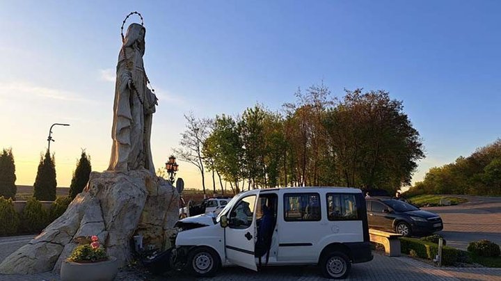 Водійка на Тернопільщині в’їхала автівкою в скульптуру Матері Божої