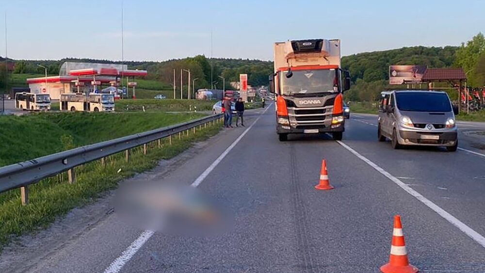 Водій вантажівки на Львівщині на смерть збив чоловіка