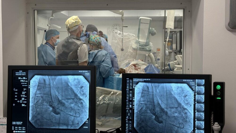 У Львові двом пацієнтам зробили операції на серці без жодного розрізу
