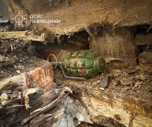 Під час демонтажу даху у Львові знайшли застарілий боєприпас