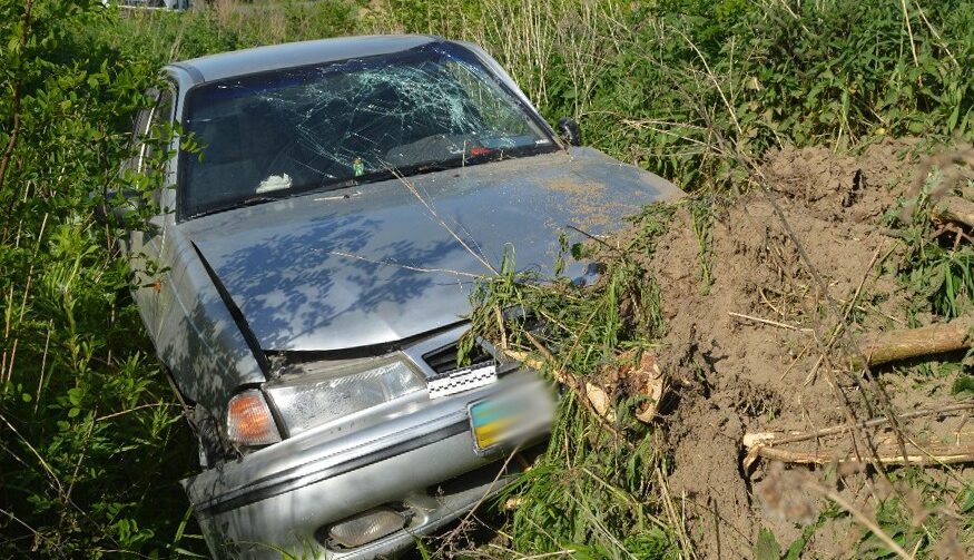 32-річна водійка на Львівщині злетіла з дороги