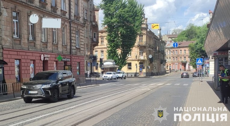 У Львові авто збило жінку, яка виходила з трамвая