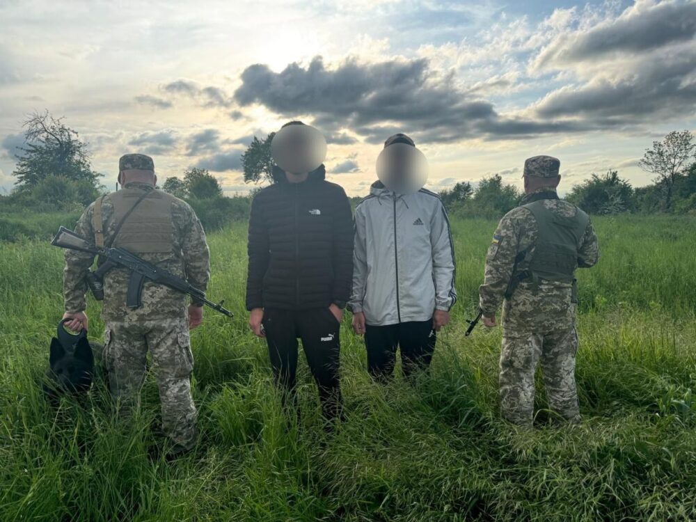 Прикордонники на Львівщині затримали сімох чоловіків під час втечі за кордон