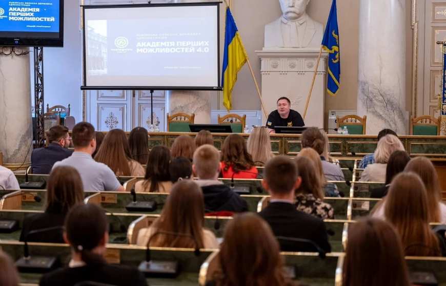 90 молодих людей почали стажуватися у Львівській ОДА