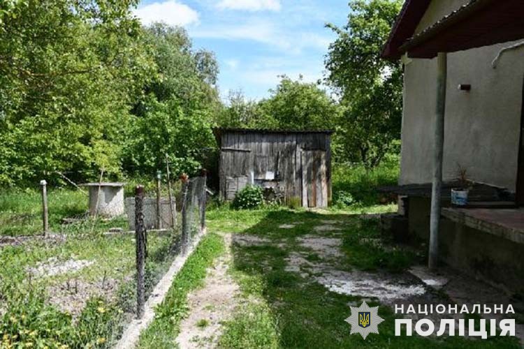 Мешканець Тернопільщини біля свого дому виявив тіло чоловіка