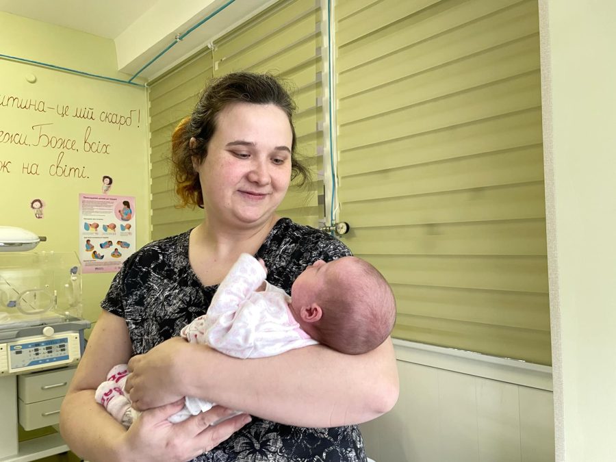 Новонародженій дитині у Львові видалили півкілограмову пухлину
