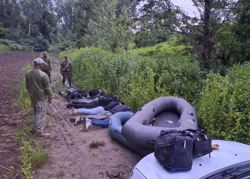 Троє чоловіків зі Львівщини хотіли перепливти Тису на гумових човнах