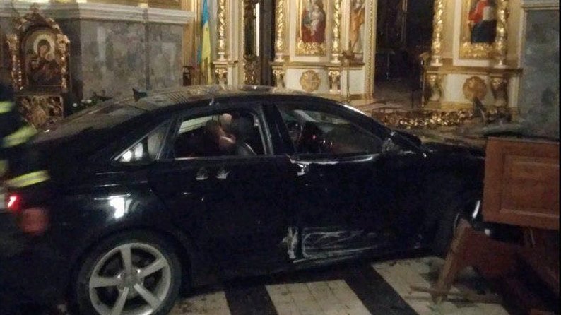 Суд у Тернополі виніс вирок жінці, яка на авто заїхала в храм