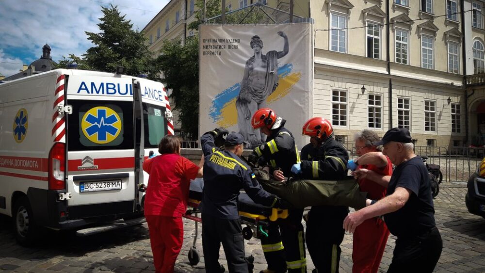 У Львові госпіталізували чоловіка, який впав у фонтан у центрі міста