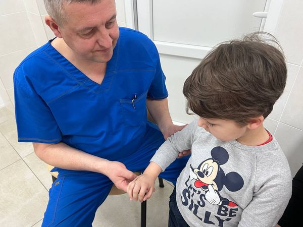 Львівські хірурги видалили пухлину кисті 6-річній дитині