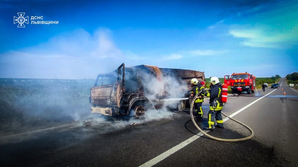 На Львівщині загорілась вантажівка зі збіжжям
