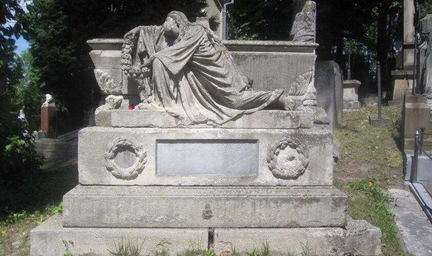 На Личаківському кладовищі у Львові відреставрують десять об’єктів