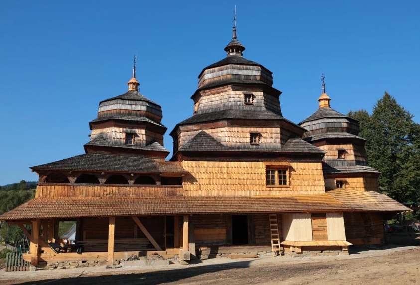 На Львівщині у дерев’яній церкві відновлюють унікальні розписи 19 століття