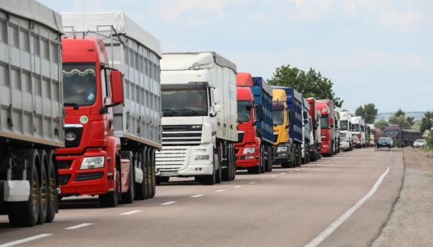 Польща обмежила пропуск українських вантажівок через кордон