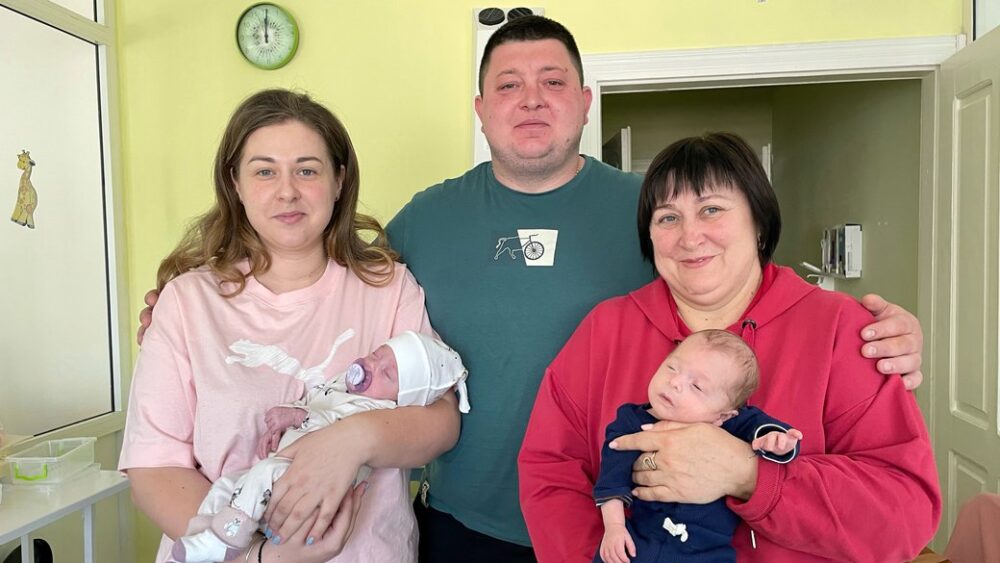 Львівські лікарі врятували передчасно народжених двійнят