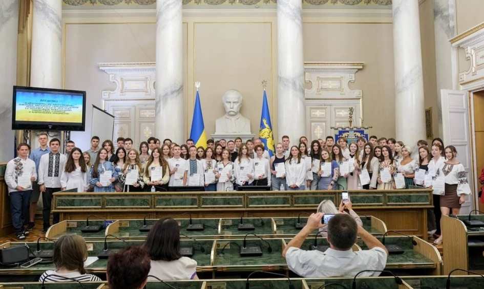 На Львівщині нагородили випускників, які отримали максимальні результати з НМТ