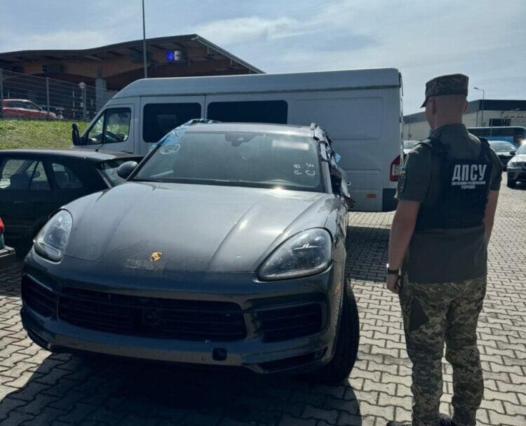 На Львівщині намагалися провезти під виглядом гумдопомоги елітний Porsche