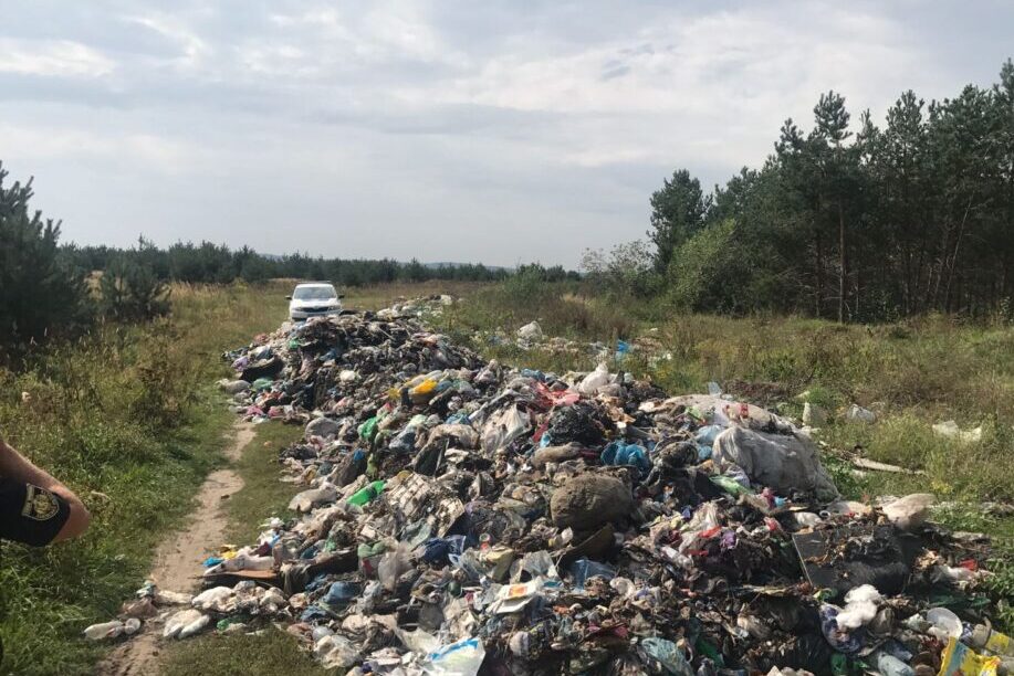 Комунальника зі Львівщини викрили на забрудненні земель