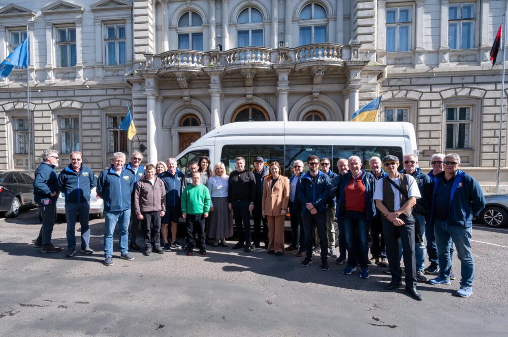 Ірландці передали мікроавтобус для дитячого будинку-інтернату на Львівщині