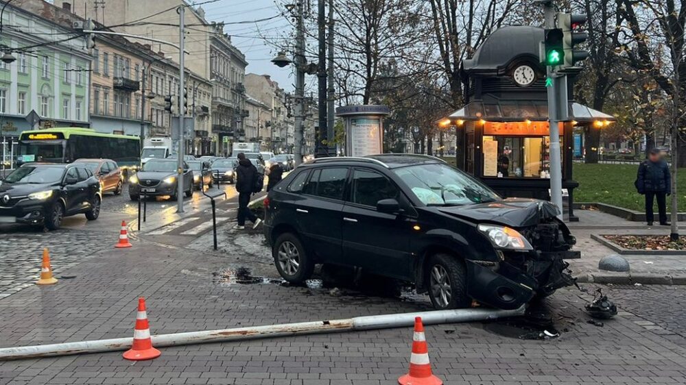 У центрі Львові помер водій авто, якому стало погано за кермом