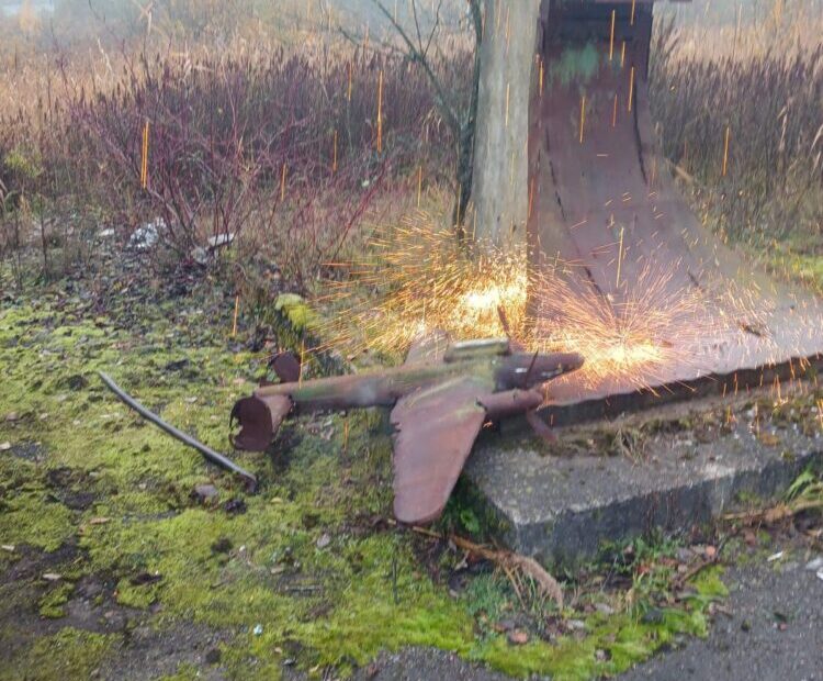 На Львівщині знесли радянський пам’ятник, який “сховала” місцева влада