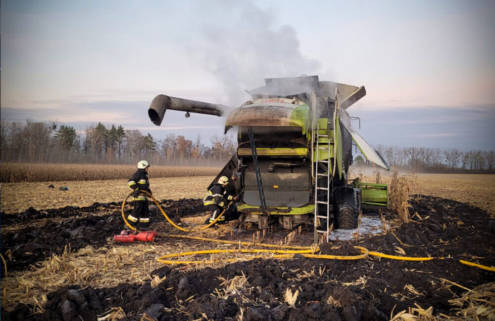 У полі на Львівщині загорівся комбайн