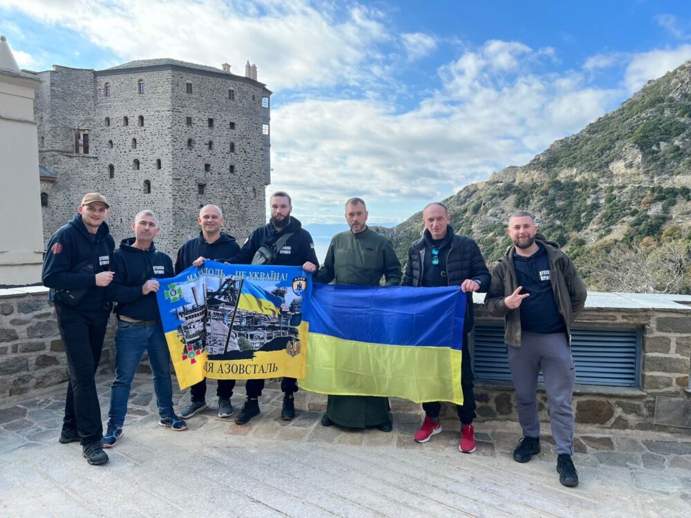 Оборонці зі Львівщини моляться за Україну на Святій горі Афон