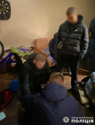 У Львові поліція затримала чоловіків, які підпалили двері у квартиру