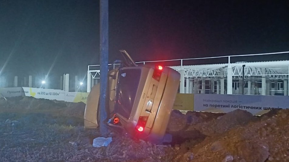 Поблизу Львова 17-річний водій врізався у стовп